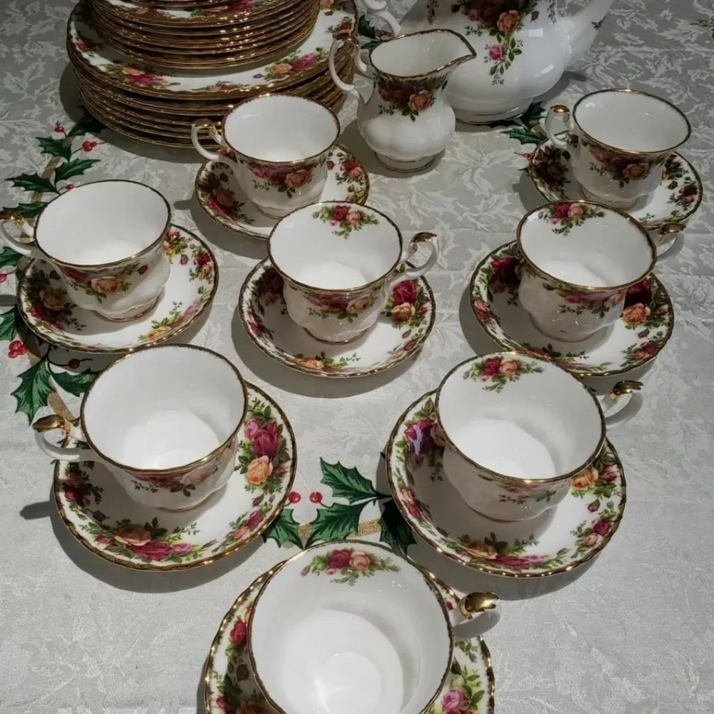 COPY - Prestine and beautiful  Royal Albert Old Country Rose 8settings Dinnerwa…
